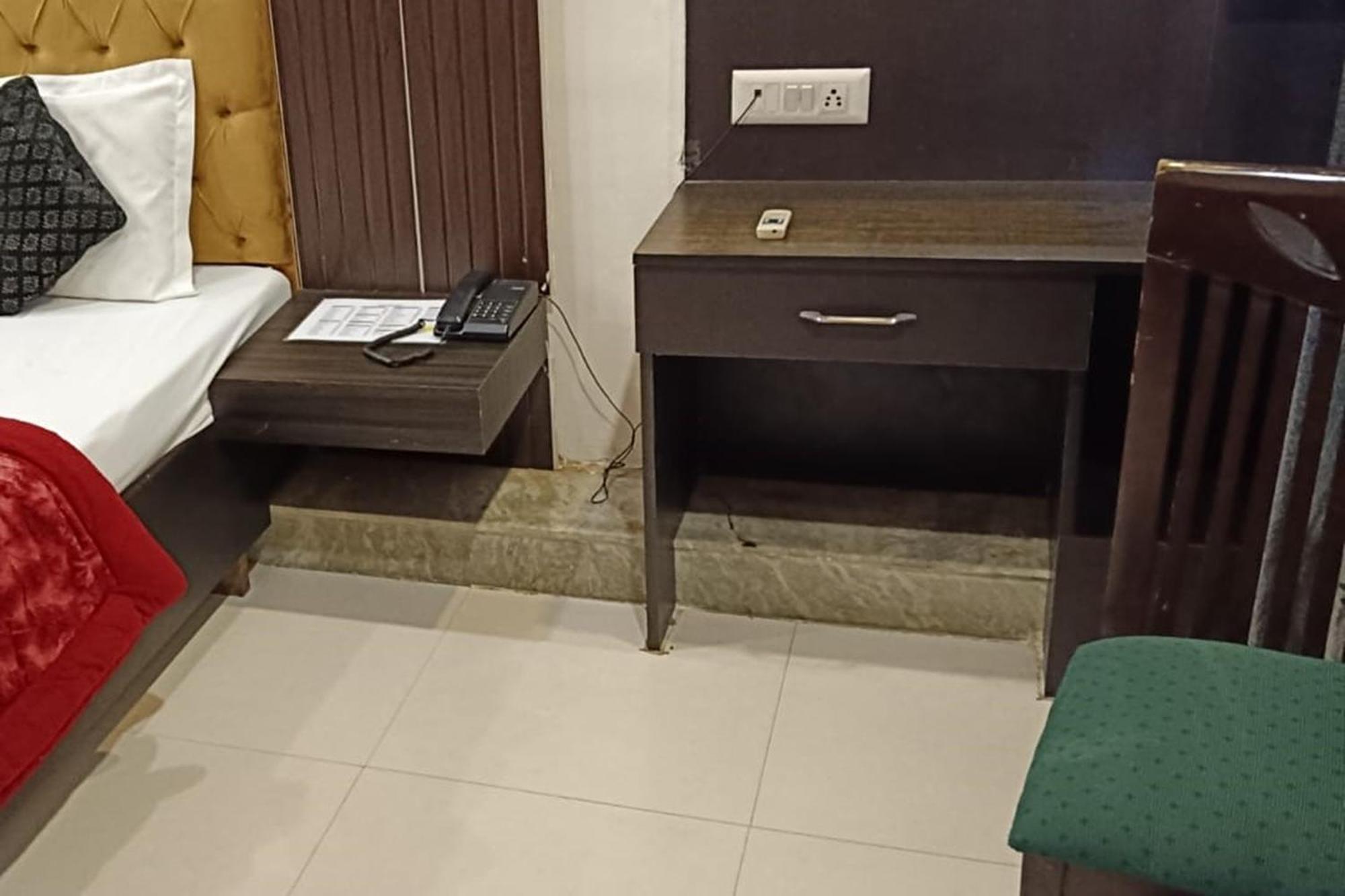 Hotel Shree Kanta Гургаон Экстерьер фото