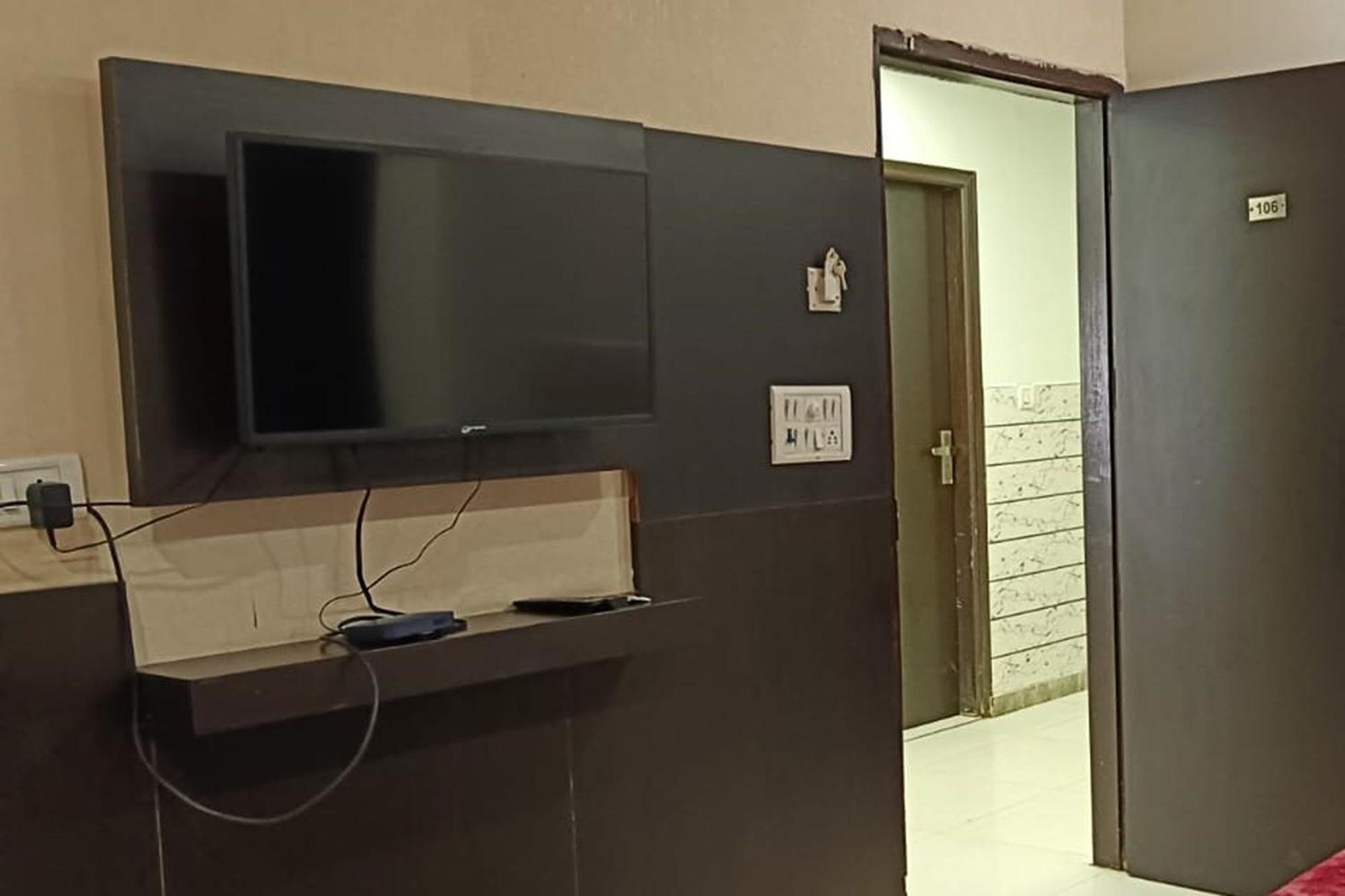 Hotel Shree Kanta Гургаон Экстерьер фото
