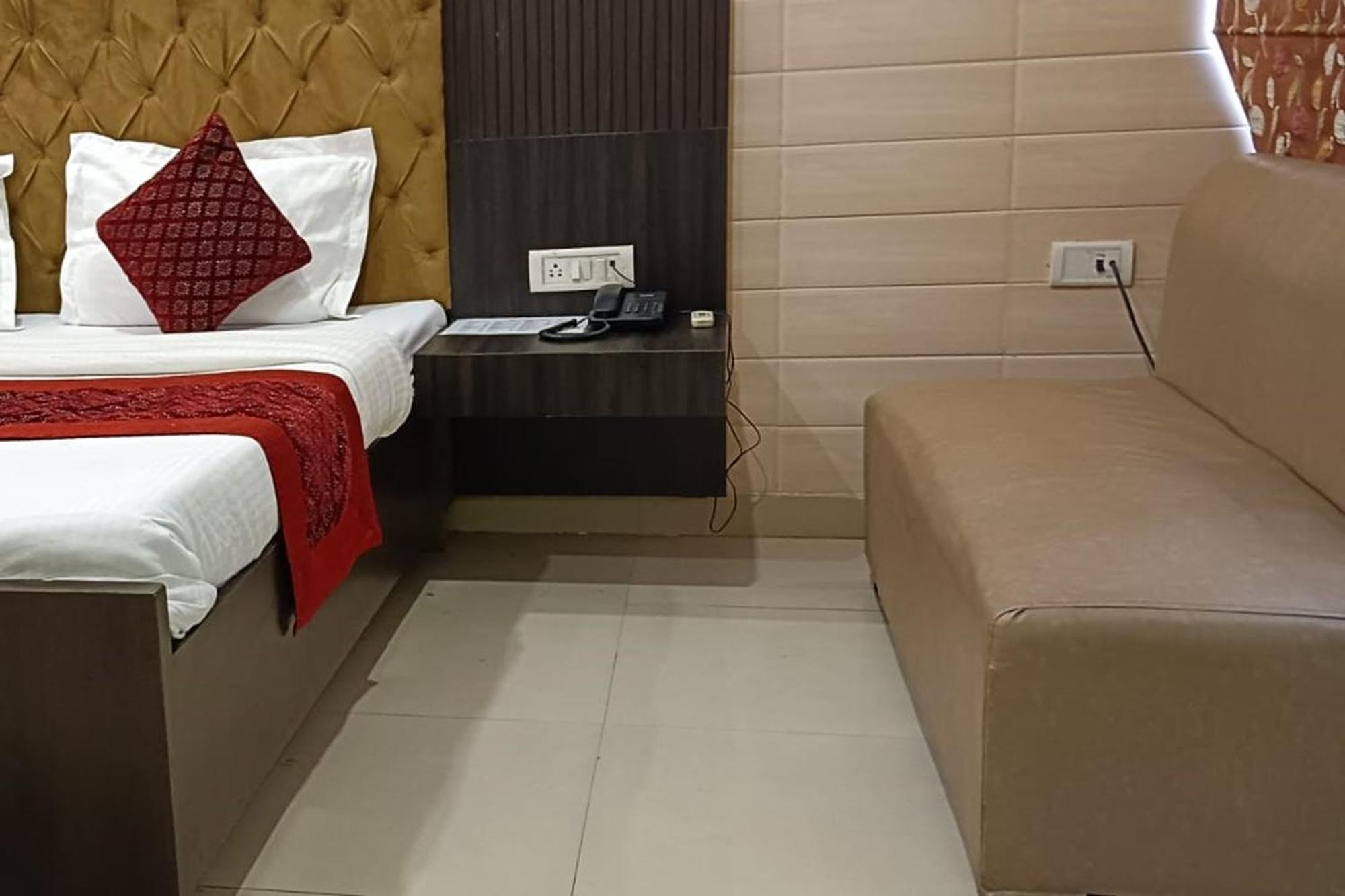 Hotel Shree Kanta Гургаон Экстерьер фото