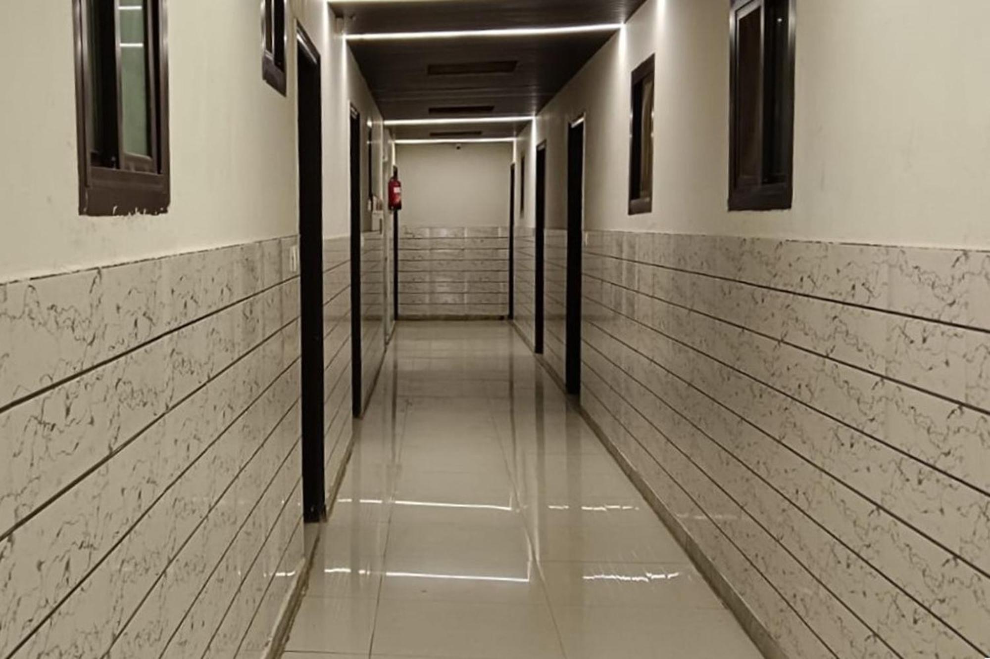 Hotel Shree Kanta Гургаон Экстерьер фото